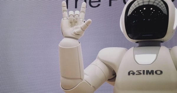 Älterer Mann nutzt moderne Technologie mit Freude